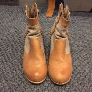 Gently worn 80%20 booties- tan leather size 9